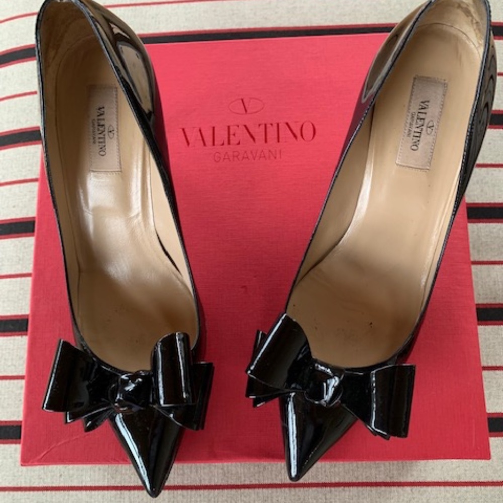 100% Authentic Valentino Patent Leather Bow Accent Pumps Size 41EU